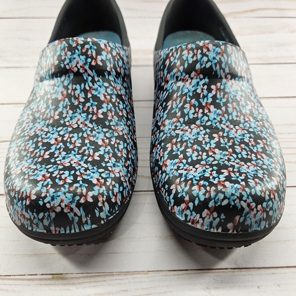 Crocs Neria‎ Pro Slip Resistant Clogs 204046 Womens Size 6 Floral Blue Black - Picture 2 of 10